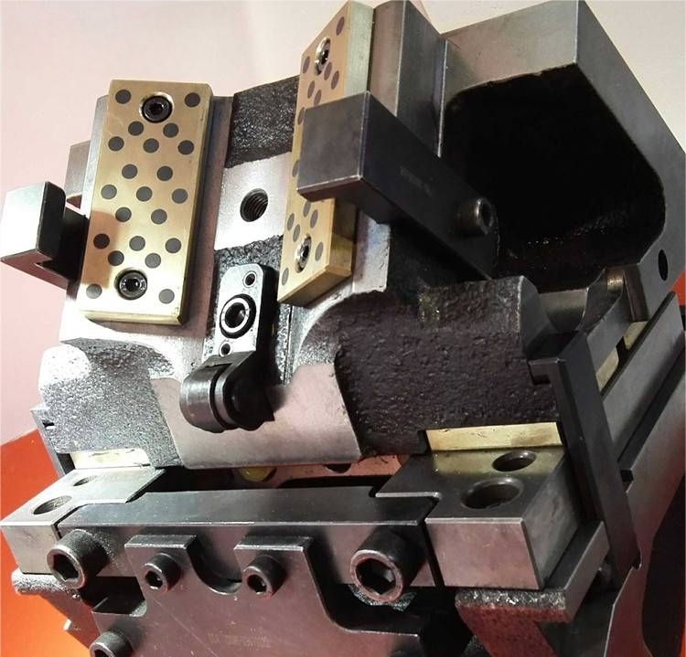 Aplicación de placas de deslizamiento autocuubricantes con incrustaciones basadas en cobre en muertos de estampado automotriz